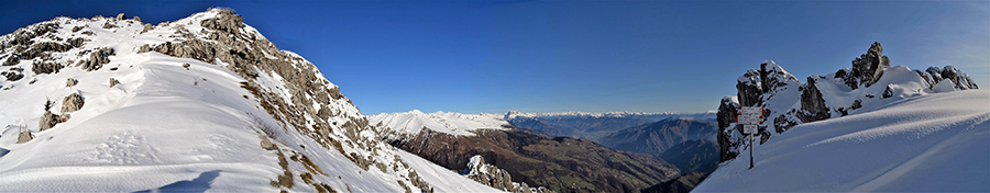 Vista dal Passo 'La Forca' (1848 m), a sx su Cima Croce , al centro verso Valle del Riso e Valle Seriana, a dx versol il Monte Alben (2020 m)